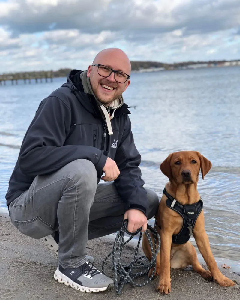 Christoph Meyer mit Hund am Strand
